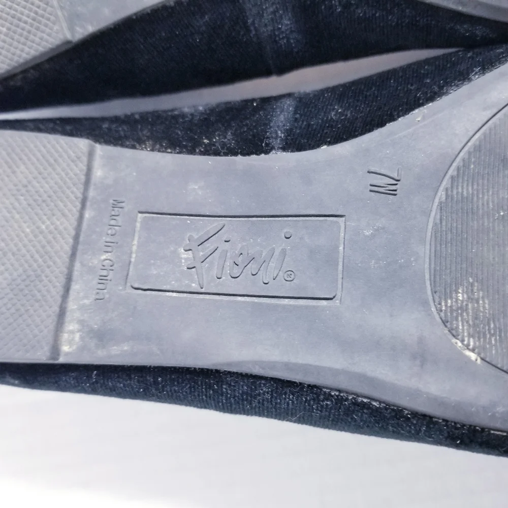 FIONI BLACK VELVET FLATS SIZE 7 WIDE